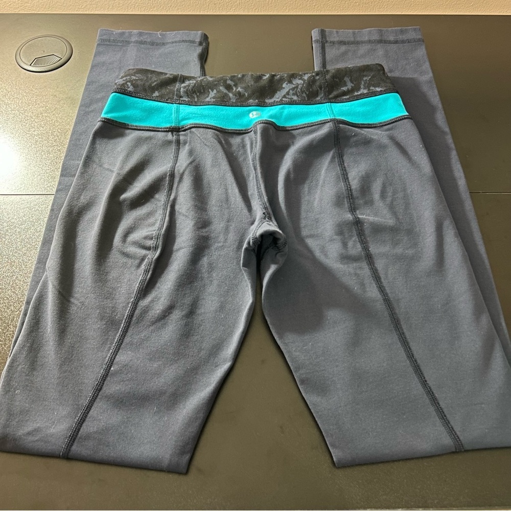 Lululemon Skinny Groove Pant. Full-On Luon. Inkwell. Size 4 Yoga Skinny Fit.